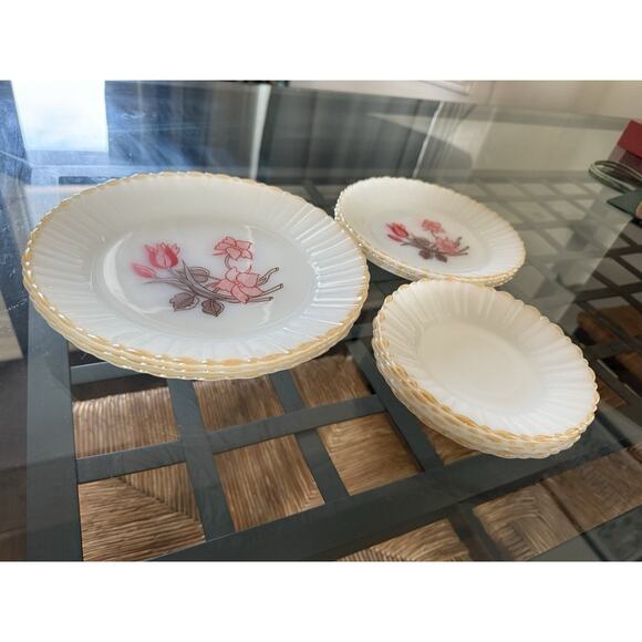 Vintage RARE Termocrisa Mexico “Red Tulip” Milk Glass Gold Rim Dish Set 10 Piece - Picture 2 of 3